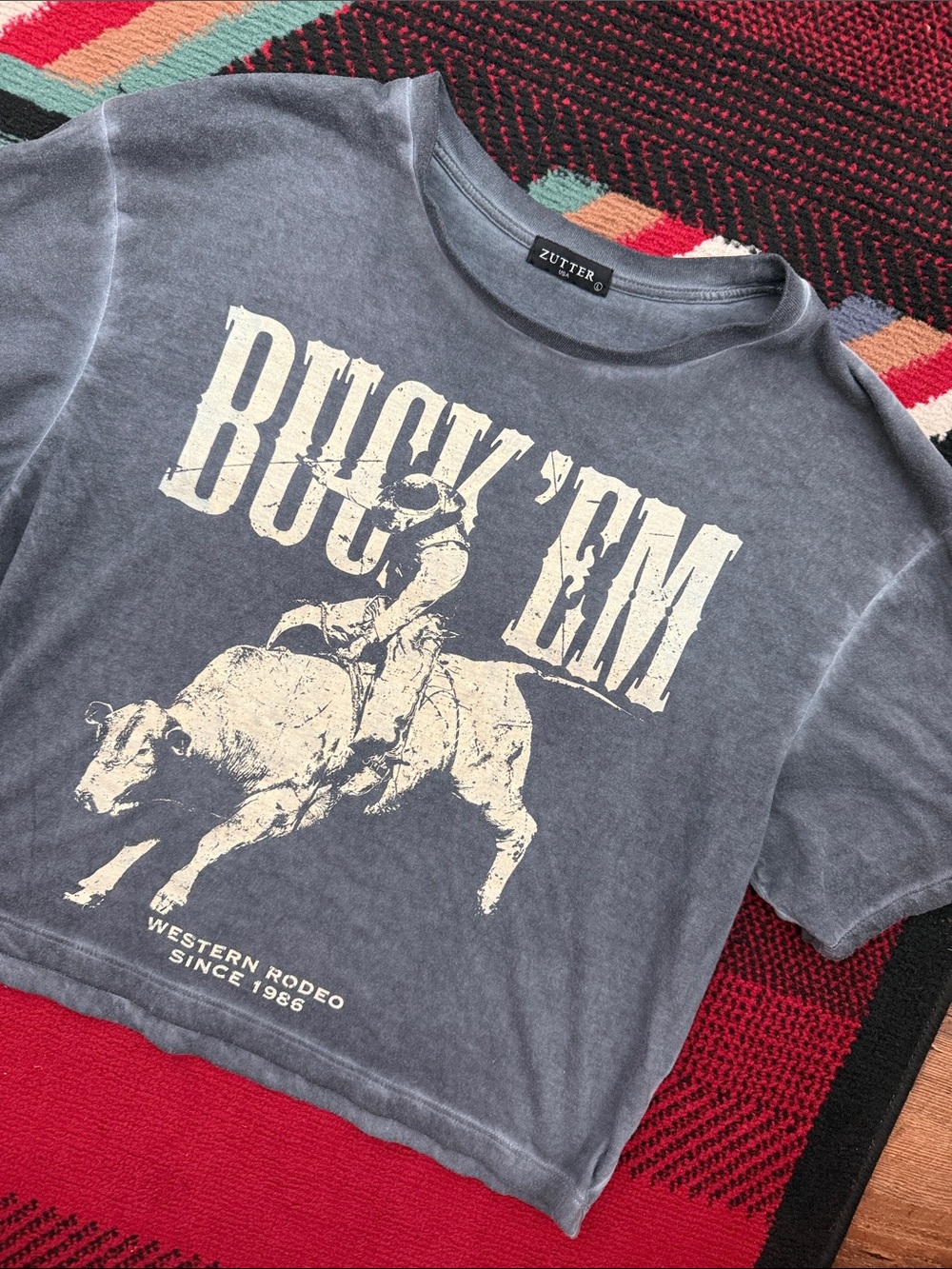 Zutter Women's Charcoal 'Buck 'Em' Graphic Tee - Short Sleeve